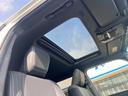 【サンルーフ】開放感たっぷりの希少装備、サンルーフが装着されています！車内に明かりを取り入れたり景色を楽しむ以外にも、車内の空気も簡単に換気できて快適です！
