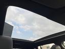 【パノラマルーフ】大型のガラスルーフ搭載で車内の解放感が一気にアップ!開放的なドライブをお楽しみいただけます。