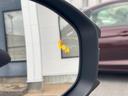 【ブラインドスポットモニター】走行中、ドアミラーの死角になりやすい箇所に後続車が接近するとサイドミラーのレンズに警告を表示!ドライバーに注意喚起をしてくれます。