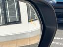 【ブラインドスポットモニター】走行中、ドアミラーの死角になりやすい箇所に後続車が接近するとサイドミラーのレンズに警告を表示！ドライバーに注意喚起をしてくれます。