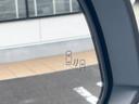 【ブラインドスポットモニター】走行中、ドアミラーの死角になりやすい箇所に後続車が接近するとサイドミラーのレンズに警告を表示!ドライバーに注意喚起をしてくれます。