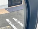 【ブラインドスポットモニター】走行中、ドアミラーの死角になりやすい箇所に後続車が接近するとサイドミラーのレンズに警告を表示!ドライバーに注意喚起をしてくれます。