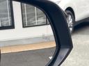 【ブラインドスポットモニター】走行中、ドアミラーの死角になりやすい箇所に後続車が接近するとサイドミラーのレンズに警告を表示!ドライバーに注意喚起をしてくれます。