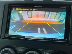 【バックカメラ】駐車時に後方がリアルタイム映像で確認できます。大型商業施設や立体駐車場での駐車時や、夜間のバック時に大活躍！運転スキルに関わらず、今や必須となった装備のひとつです！ 6