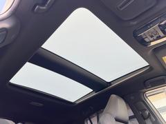 【調光パノラマルーフ】車内の解放感が一気に上がる大型パノラマルーフに調光機能がプラス！日差しが強い時、シェードを閉めなくてもガラスの透明度を調整することで心地よい明るさに♪ 3