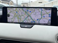 【１２．３インチマツダコネクト】車内の雰囲気にマッチした大型ディスプレイ。スマホ接続でのナビ使用やＢｌｕｅｔｏｏｔｈ再生等、様々な機能が楽しめます。直感的なダイヤル操作が可能で、使い勝手も良好です。 4