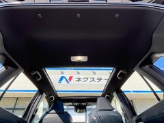 【大型サンルーフ】車内の解放感が一気に上がる大型のパノラマルーフ！季節を問わず開放的で快適なドライブをお楽しみいただけます。流通量も少なく希少価値の高い人気の装備です♪ 3