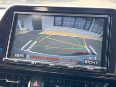 【バックカメラ】駐車時に後方がリアルタイム映像で確認できます。大型商業施設や立体駐車場での駐車時や、夜間のバック時に大活躍！運転スキルに関わらず、今や必須となった装備のひとつです！ 6