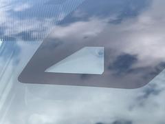 【トヨタセーフティセンス】走行中に前方の車両等を認識し、衝突しそうな時は警報とブレーキで衝突回避と被害軽減をアシスト。より安全にドライブをお楽しみいただけます。 4