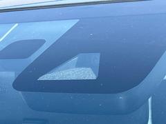 【トヨタセーフティセンス】走行中に前方の車両等を認識し、衝突しそうな時は警報とブレーキで衝突回避と被害軽減をアシスト。より安全にドライブをお楽しみいただけます。 3