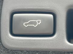 【パワーバックドア】スマートキーや運転席のボタンを押すだけでリアゲートが自動で開閉します！荷物を持っている時や、高い位置にあるバックドアを閉める際に便利な機能です♪ 7