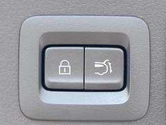 【パワーバックドア】スマートキーや運転席のボタンを押すだけでリアゲートが自動で開閉します！荷物を持っている時や、高い位置にあるバックドアを閉める際に便利な機能です♪ 7
