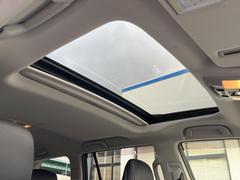 【サンルーフ】開放感たっぷりの希少装備、サンルーフが装着されています！車内に明かりを取り入れたり景色を楽しむ以外にも、車内の空気も簡単に換気できて快適です！ 3