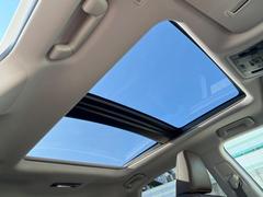 【大型サンルーフ】車内の解放感が一気に上がる大型のパノラマルーフ！季節を問わず開放的で快適なドライブをお楽しみいただけます。流通量も少なく希少価値の高い人気の装備です♪ 3