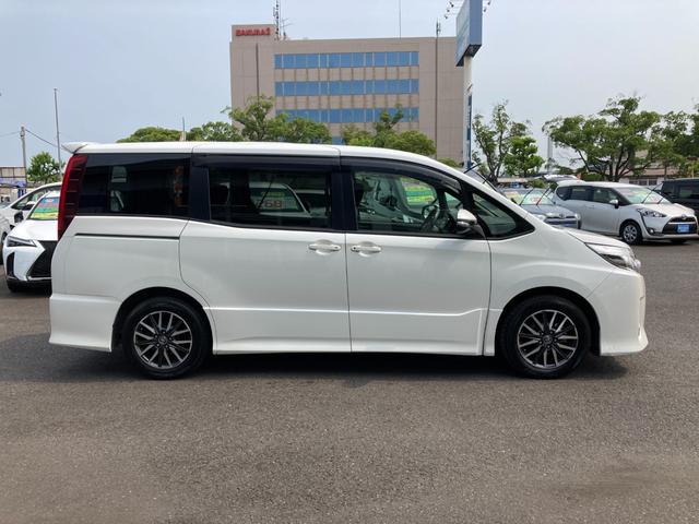 ノア Ｓｉ　フリップダウンモニター　７人乗り　純正９インチＳＤナビ　地デジ　Ｂｌｕｅｔｏｏｔｈ　バックモニター　ドラレコ　両側パワースライド　ロールサンシェード　アイドリングストップ　純正１６ＡＷ（3枚目）