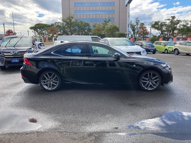 IS IS300h Fスポーツ 赤革シート 純正ナビ 地デジ Bluetooth バックモニター ドラレコ ブラインドスポットモニター 革巻きハンドル レーダークルーズコントロール 運転席シートメモリー 前席パワーシート(3枚目)