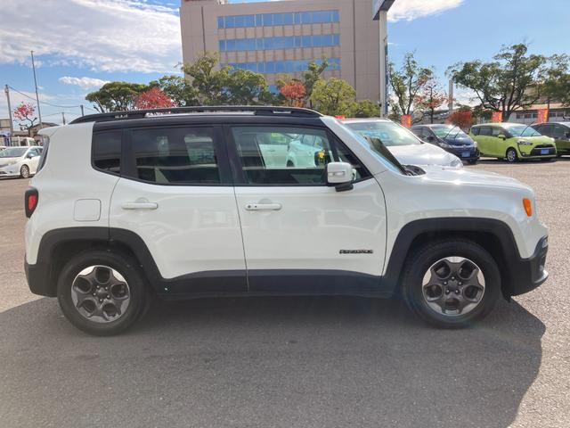 ジープ・レネゲード ロンジチュード　純正オーディオ　Ｂｌｕｅｔｏｏｔｈ　バックモニター　革巻きハンドル　クルーズコントロール　アイドリングストップ　コーナーセンサー　プッシュスタート　ヘッドライトレベライザー　ＥＴＣ　純正１６ＡＷ（3枚目）