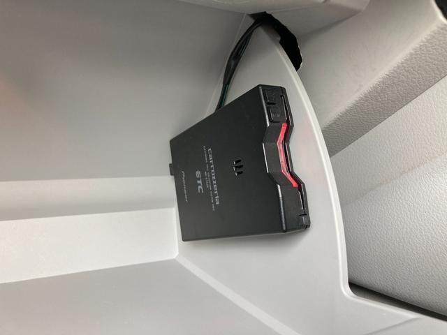 ジープ・レネゲード ロンジチュード　純正オーディオ　Ｂｌｕｅｔｏｏｔｈ　バックモニター　革巻きハンドル　クルーズコントロール　アイドリングストップ　コーナーセンサー　プッシュスタート　ヘッドライトレベライザー　ＥＴＣ　純正１６ＡＷ（13枚目）