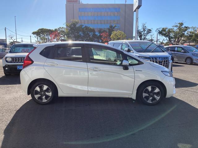 フィットハイブリッド Ｆパッケージ　純正ナビ　地デジ　Ｂｌｕｅｔｏｏｔｈ　バックモニター　オートリトラミラー　プッシュスタート　ＥＴＣ（3枚目）