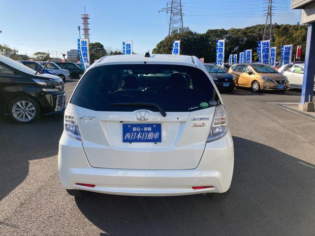 フィットハイブリッド シーズ　ファインスタイル　純正ナビ　ワンセグ　バックモニター　前席シートヒーター　革巻きハンドル　クルーズコントロール　ＨＩＤ　ＥＴＣ（5枚目）