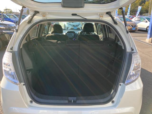 フィットハイブリッド シーズ　ファインスタイル　純正ナビ　ワンセグ　バックモニター　前席シートヒーター　革巻きハンドル　クルーズコントロール　ＨＩＤ　ＥＴＣ（6枚目）