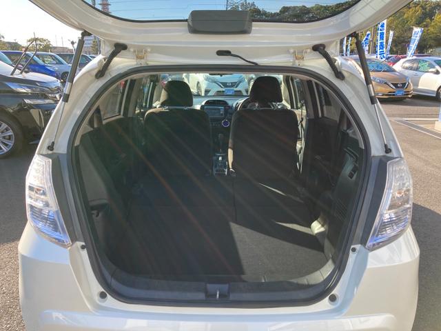 フィットハイブリッド シーズ　ファインスタイル　純正ナビ　ワンセグ　バックモニター　前席シートヒーター　革巻きハンドル　クルーズコントロール　ＨＩＤ　ＥＴＣ（7枚目）