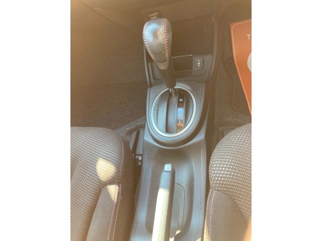 フィットハイブリッド シーズ　ファインスタイル　純正ナビ　ワンセグ　バックモニター　前席シートヒーター　革巻きハンドル　クルーズコントロール　ＨＩＤ　ＥＴＣ（12枚目）