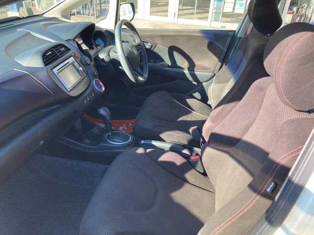 フィットハイブリッド シーズ　ファインスタイル　純正ナビ　ワンセグ　バックモニター　前席シートヒーター　革巻きハンドル　クルーズコントロール　ＨＩＤ　ＥＴＣ（19枚目）