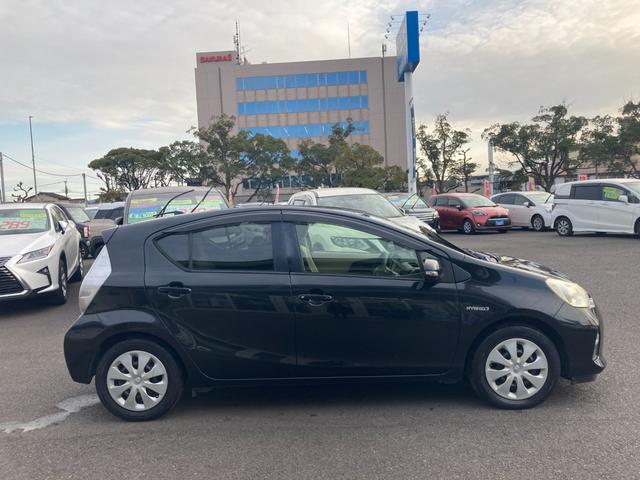 アクア S 純正SDナビ・地デジ・Bluetooth・バックモニター・プッシュスタート・ヘッドライトレベライザー・ETC(3枚目)