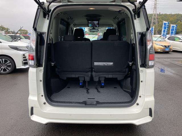 セレナ ｅ－パワー　ハイウェイスターＶ　フリップダウンモニター　７人乗り　プロパイロット　エマージェンシーブレーキ　標識認識機能　純正９インチＳＤナビ　地デジ　Ｂｌｕｅｔｏｏｔｈ　ＨＤＭＩ　ドラレコ　デジタルインナーミラー　レーダークルーズ（8枚目）