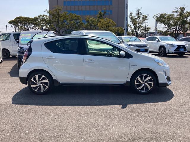 アクア Ｘ－アーバン　ソリッド　プリクラッシュセーフティ　禁煙車　純正ＳＤナビ　地デジ　Ｂｌｕｅｔｏｏｔｈ　バックモニター　ハーフレザーシート　革巻きハンドル　プッシュスタート　オートハイビーム　純正１６ＡＷ（3枚目）