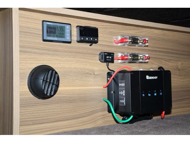 �y�W���z�u���ꂽ�d������p�l���z�o�b�e���[��d���@����܂Ƃ߂ĊǗ��ł��鑀��p�l����ݒu�B�d����Ԃ��ЂƖڂŊm�F�ł��A���S���Ďg�p�ł��܂��B