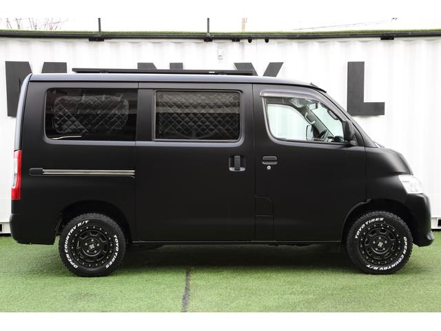 �y�u���b�N�œ��ꂳ�ꂽ�O���z�{�f�B�J���[���u���b�N�œ��ꂵ�A�X�^�C���b�V���Ȏd�オ��ɁB�J�X�^������}�����A�O���̂��Ȃ��f�U�C���ł��B