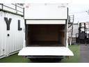 荷物の積み下ろしに便利な、昇降リフト付きパネルバン！荷室には室内灯を備え、夜間や暗所での荷物の積み下ろし・確認に便利です。バックカメラ、ＥＴＣ、ＰＣＳも装備した実用性の高い１台です。
