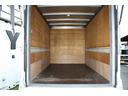 荷物の積み下ろしに便利な、昇降リフト付きパネルバン！荷室には室内灯を備え、夜間や暗所での荷物の積み下ろし・確認に便利です。バックカメラ、ＥＴＣ、ＰＣＳも装備した実用性の高い１台です。