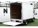 荷物の積み下ろしに便利な、昇降リフト付きパネルバン！荷室には室内灯を備え、夜間や暗所での荷物の積み下ろし・確認に便利です。バックカメラ、ＥＴＣ、ＰＣＳも装備した実用性の高い１台です。
