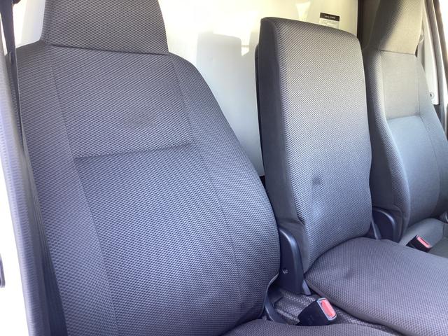 レジアスエースバン 　５型　低温強化バン　ＤＥＮＳＯ製―２２℃冷凍機　４ＷＤ　寒冷地仕様　ミラー型バックモニター　純正セキュリティ　ビルトインＥＴＣ　イージークローザー　電動格納ミラー　キーレス　レベライザー（17枚目）