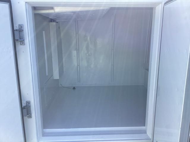 レジアスエースバン 　５型　低温強化バン　ＤＥＮＳＯ製―２２℃冷凍機　４ＷＤ　寒冷地仕様　ミラー型バックモニター　純正セキュリティ　ビルトインＥＴＣ　イージークローザー　電動格納ミラー　キーレス　レベライザー（34枚目）