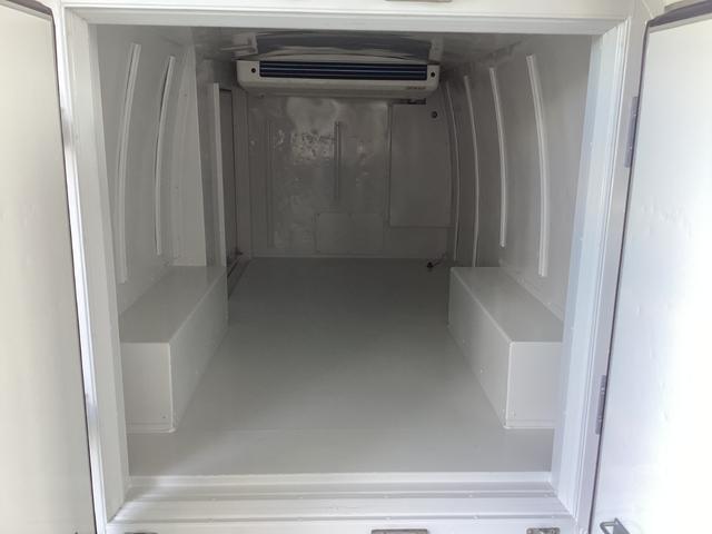 レジアスエースバン 　５型　低温強化バン　ＤＥＮＳＯ製―２２℃冷凍機　４ＷＤ　寒冷地仕様　ミラー型バックモニター　純正セキュリティ　ビルトインＥＴＣ　イージークローザー　電動格納ミラー　キーレス　レベライザー（38枚目）