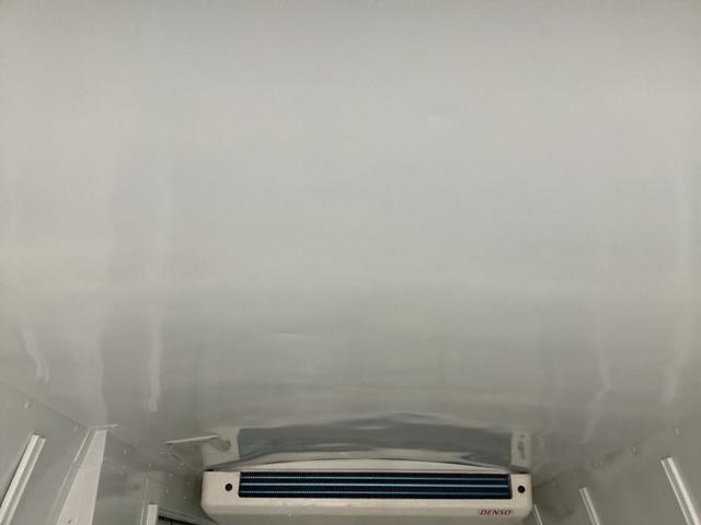 レジアスエースバン 　５型　低温強化バン　ＤＥＮＳＯ製―２２℃冷凍機　４ＷＤ　寒冷地仕様　ミラー型バックモニター　純正セキュリティ　ビルトインＥＴＣ　イージークローザー　電動格納ミラー　キーレス　レベライザー（39枚目）