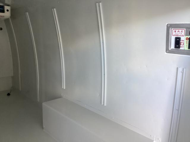 レジアスエースバン 　５型　低温強化バン　ＤＥＮＳＯ製―２２℃冷凍機　４ＷＤ　寒冷地仕様　ミラー型バックモニター　純正セキュリティ　ビルトインＥＴＣ　イージークローザー　電動格納ミラー　キーレス　レベライザー（41枚目）