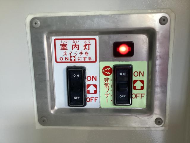 レジアスエースバン 　５型　低温強化バン　ＤＥＮＳＯ製―２２℃冷凍機　４ＷＤ　寒冷地仕様　ミラー型バックモニター　純正セキュリティ　ビルトインＥＴＣ　イージークローザー　電動格納ミラー　キーレス　レベライザー（42枚目）