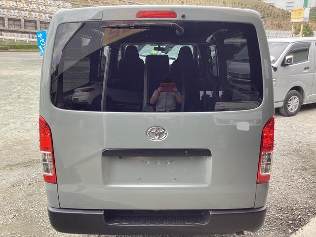 ハイエースバン ロングＤＸ　１型　アースカラーパッケージ仕様　ＴＲＤデイライト付きバンパーガード　４型フェイス　社外アルミホイール　新品フロア　リアスライドガラス小窓　ブラックグリル　新品シートカバー　純正ＳＤナビ（4枚目）