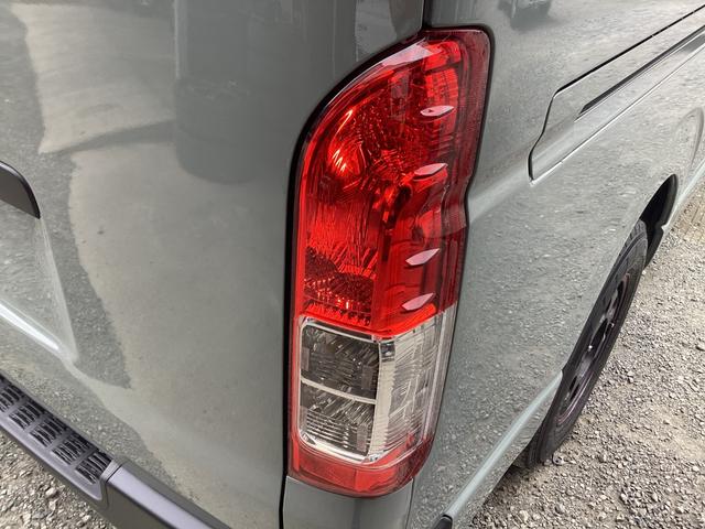 ハイエースバン ロングＤＸ　１型　アースカラーパッケージ仕様　ＴＲＤデイライト付きバンパーガード　４型フェイス　社外アルミホイール　新品フロア　リアスライドガラス小窓　ブラックグリル　新品シートカバー　純正ＳＤナビ（9枚目）