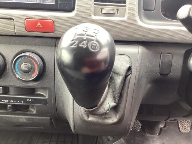 ハイエースバン ロングＤＸ　１型　アースカラーパッケージ仕様　ＴＲＤデイライト付きバンパーガード　４型フェイス　社外アルミホイール　新品フロア　リアスライドガラス小窓　ブラックグリル　新品シートカバー　純正ＳＤナビ（24枚目）