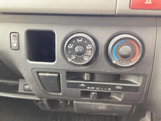 ハイエースバン ロングＤＸ　１型　アースカラーパッケージ仕様　ＴＲＤデイライト付きバンパーガード　４型フェイス　社外アルミホイール　新品フロア　リアスライドガラス小窓　ブラックグリル　新品シートカバー　純正ＳＤナビ（25枚目）