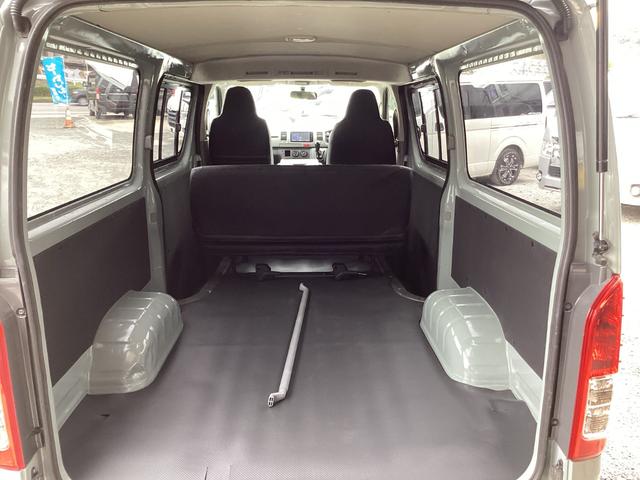 ハイエースバン ロングＤＸ　１型　アースカラーパッケージ仕様　ＴＲＤデイライト付きバンパーガード　４型フェイス　社外アルミホイール　新品フロア　リアスライドガラス小窓　ブラックグリル　新品シートカバー　純正ＳＤナビ（37枚目）