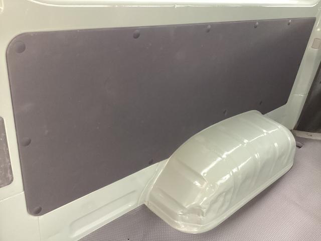 ハイエースバン ロングＤＸ　１型　アースカラーパッケージ仕様　ＴＲＤデイライト付きバンパーガード　４型フェイス　社外アルミホイール　新品フロア　リアスライドガラス小窓　ブラックグリル　新品シートカバー　純正ＳＤナビ（39枚目）