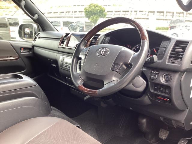 ハイエースバン スーパーＧＬ　５０ＴＨ　アニバーサリーリミテッド　５型　社外デイライト付きフロントスポイラー　両側パワースライドドア　トヨタセーフティセンス　カロッツェリアＳＤナビ　ドライブレコーダー　社外ウッドコンビハンドル　荷室ＣＦシート　助手席エアバック（18枚目）