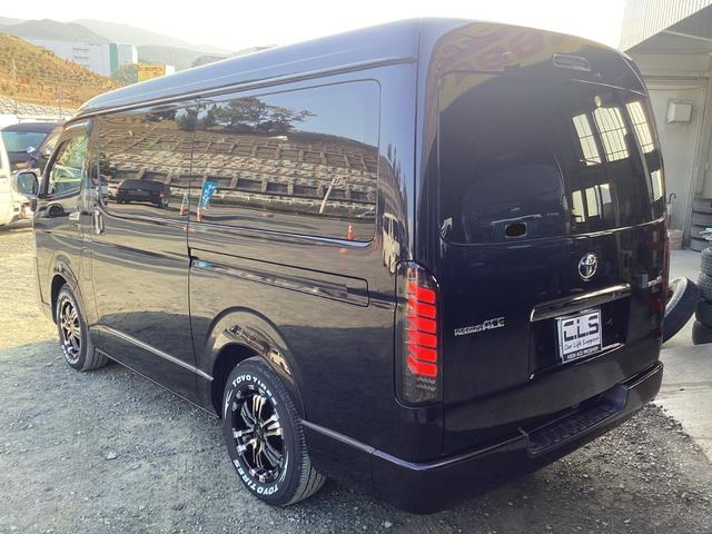 レジアスエースバン スーパーＧＬ　ダークプライム　４型　社外アルミホイール　バットフェイスボンネット　コートテクトガラス　ローダウン　ＬＥＤデイライト付きバンパーガード　フリップダウンモニター　社外テールランプ　ＬＥＤフォグランプ　ハンガーバー（3枚目）